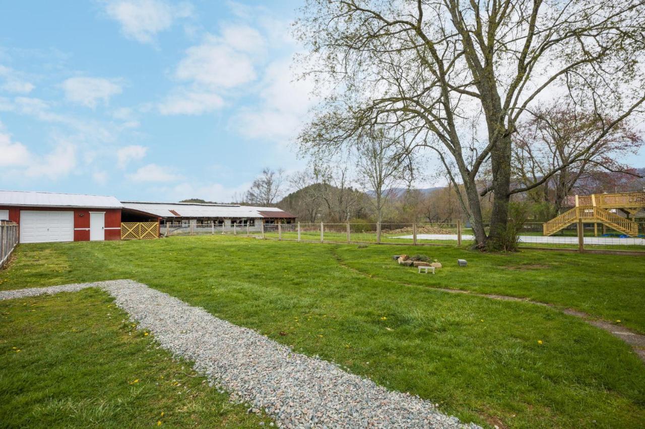 Charming 4 Bedroom Farmhouse With Large Backyard For Entertaining Mountain City Exterior foto
